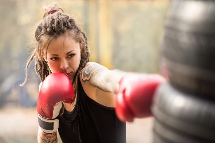 woman punching _benefits of kickboxing