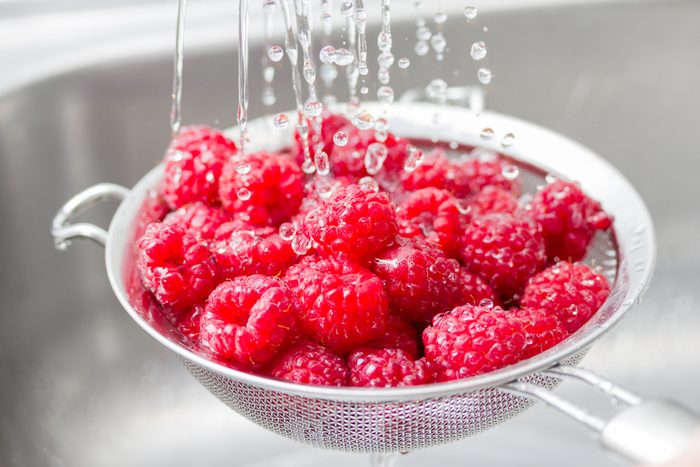 how to clean fruits and vegetables _ washing berries