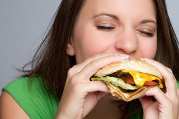 woman eating fast food