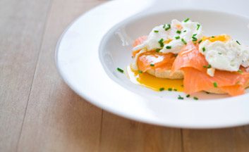 eggs benedict with salmon