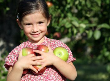 girl apples