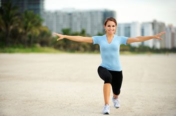 walking lunge woman fitness