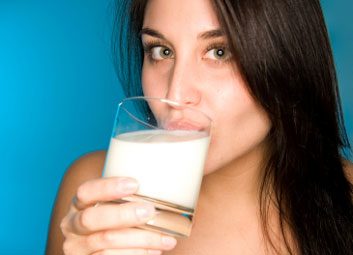 Foods that fight osteoporosis woman drinking milk