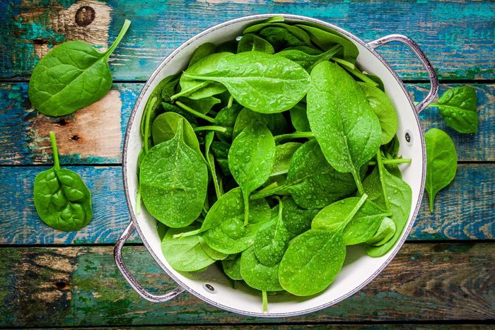 Eating spinach helps reduce the risks of heart disease. 