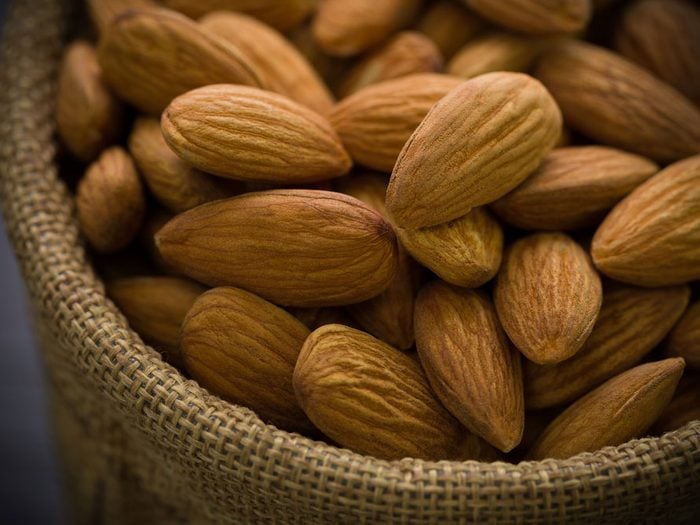 Plant protein almonds