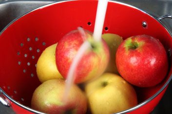 washing apples