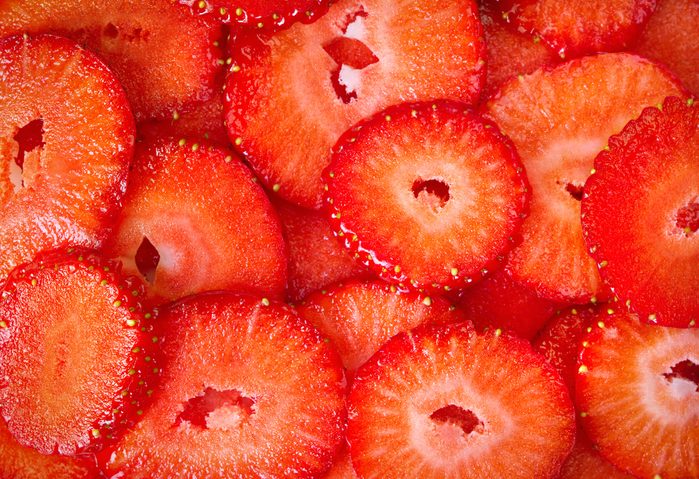 23-kitchen-shortcuts-egg-slicer-strawberries