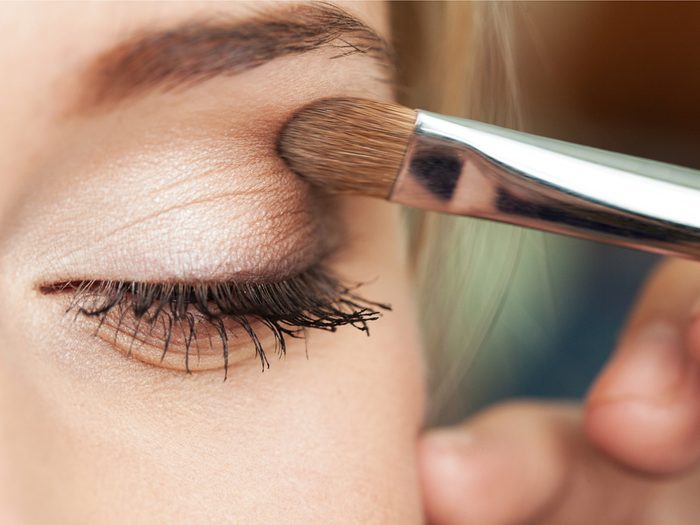 Choose the right eyeshadow colours is a simple makeup tip that will make your eyes pop