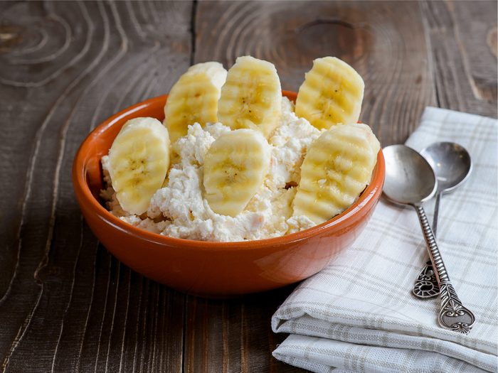 A banana is a good and quick high-protein breakfast idea.