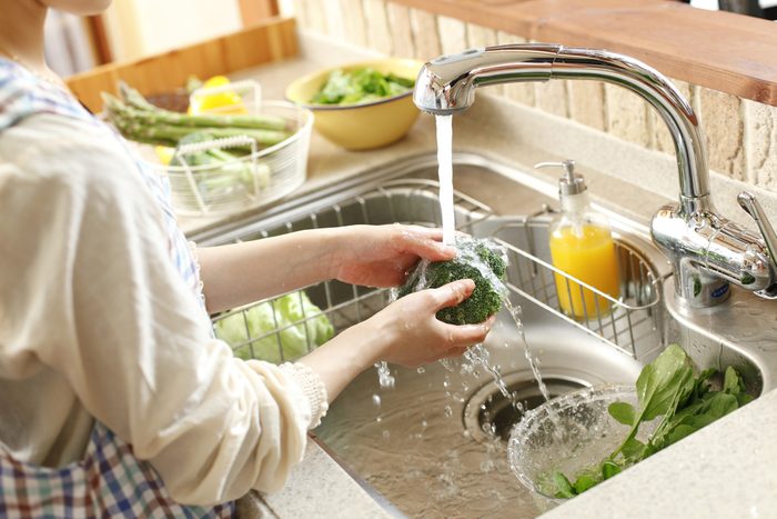 woman washing broccoli_ how to clean fruits and vegetables 