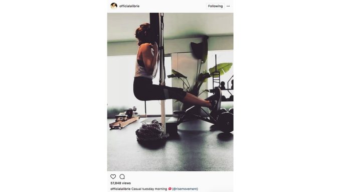 Alison Brie fitness glow, the actress doing leg raises