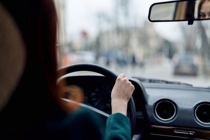 woman driving_ stress-free commute 