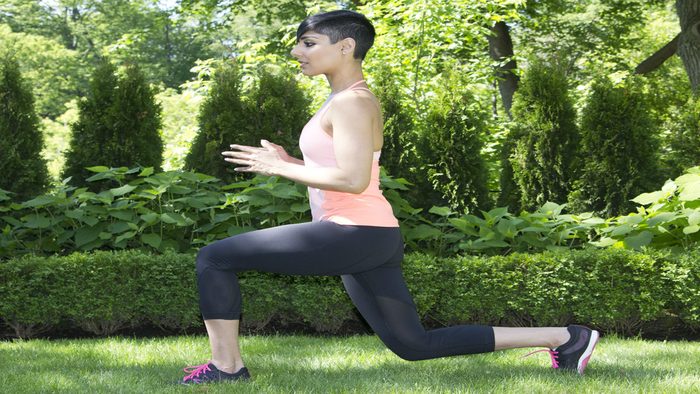 summer backyard workout reverse lunges