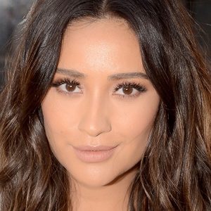 Shay Mitchell stay fit, A headshot of actress Shay Mitchell