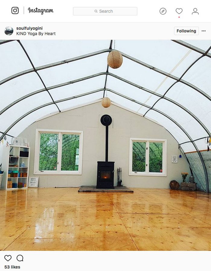 Instagram Yoga, yoga in a greenhouse