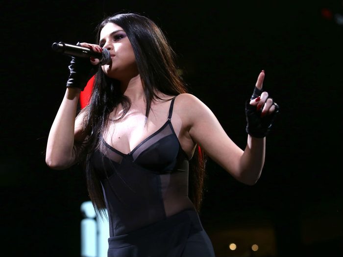 Selena Gomez lupus, Selena performing on stage