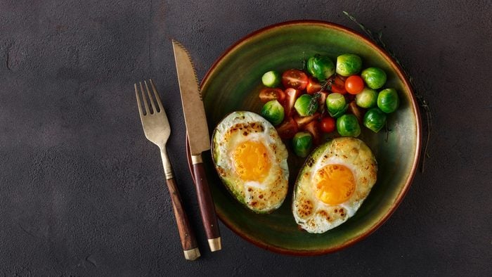 diet tips for sleeping, high fat meal of eggs and avocado