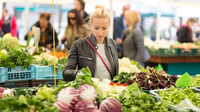 healthiest vegetables, woman shopping for veggies in a market