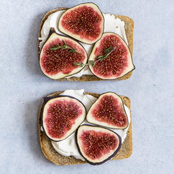 Figs on toast with cottage cheese