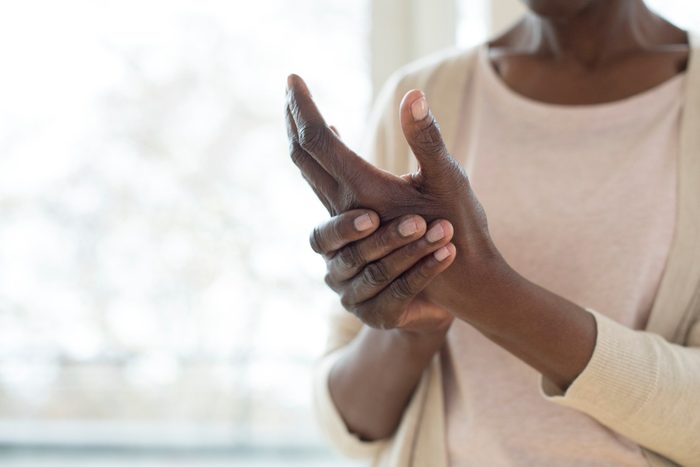 Fibromyalgia | woman with pain in hands