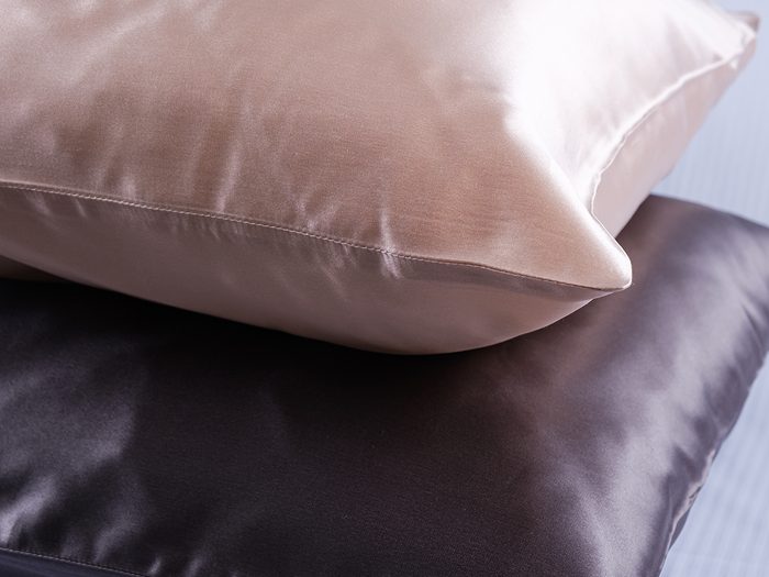 Pillows,in,silk,pillowcases,closeup