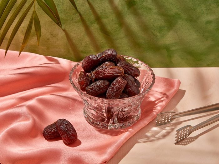 medjool dates | picture of medjool dates in a glass bowl