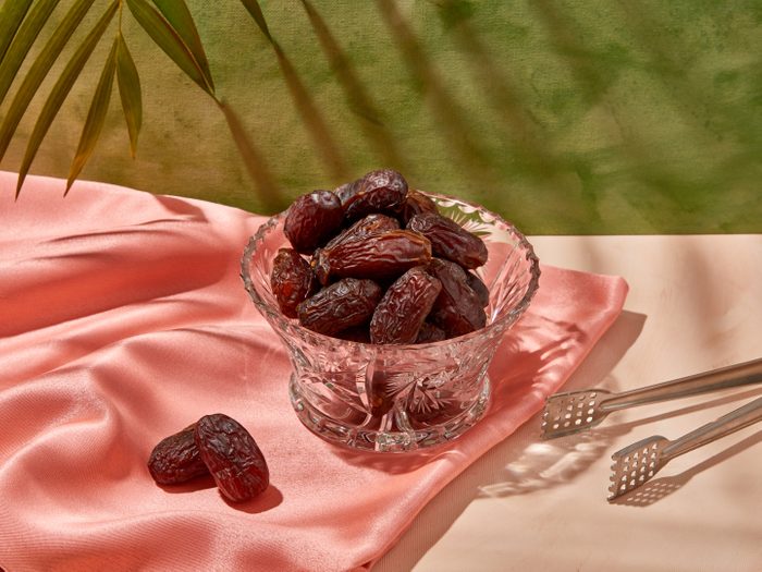medjool dates | picture of medjool dates in a glass bowl